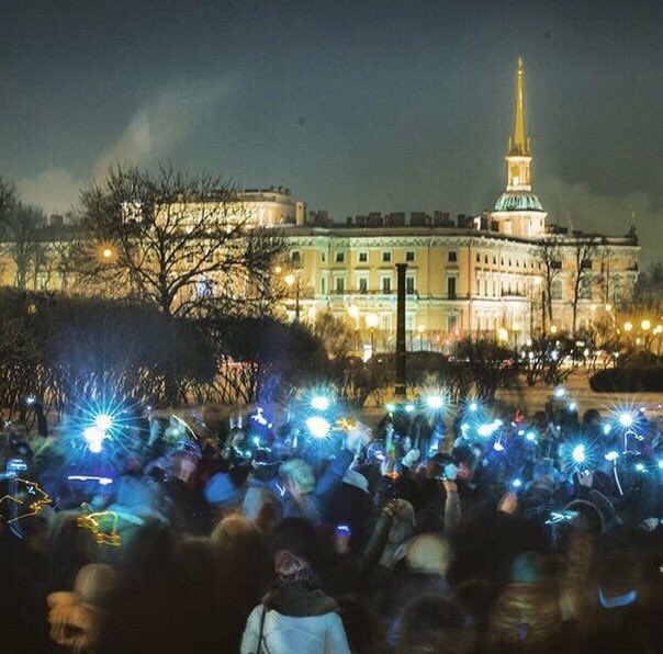 morestoboi's tweet photo. В Москве и Санкт-Петербу��ге люди вышли проститься с Аланом Рикманом. Красиво. https://t.co/TL3BhGr5Sw