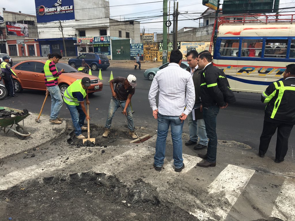 netobran's tweet photo. Arreglando la gran grada de la que recibí muchos mensajes, bacheo en la 47 Avenida y Calzada San Juan #MuniMixco https://t.co/zxR4pvhBwZ