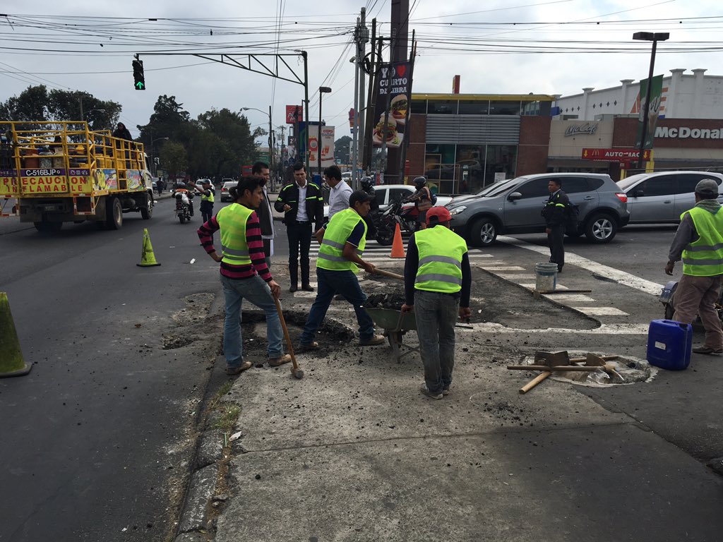 netobran's tweet photo. Arreglando la gran grada de la que recibí muchos mensajes, bacheo en la 47 Avenida y Calzada San Juan #MuniMixco https://t.co/zxR4pvhBwZ