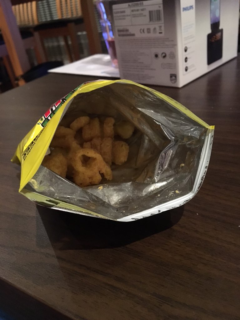 MikeDavies07's tweet photo. Think the machine forgot to fill this pack 6 & a bit crisps in this pack poor form #NotEvenHalfFull @walkers_crisps https://t.co/nkfz4S9vty