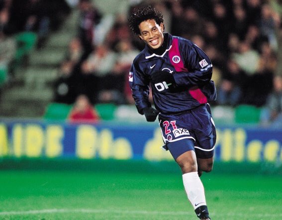 Histoire_du_PSG's tweet photo. Il y a pile 15 ans, une future star mondiale signait au #PSG : une jeune pépite nommée RONALDINHO. https://t.co/27l8M4YlkG