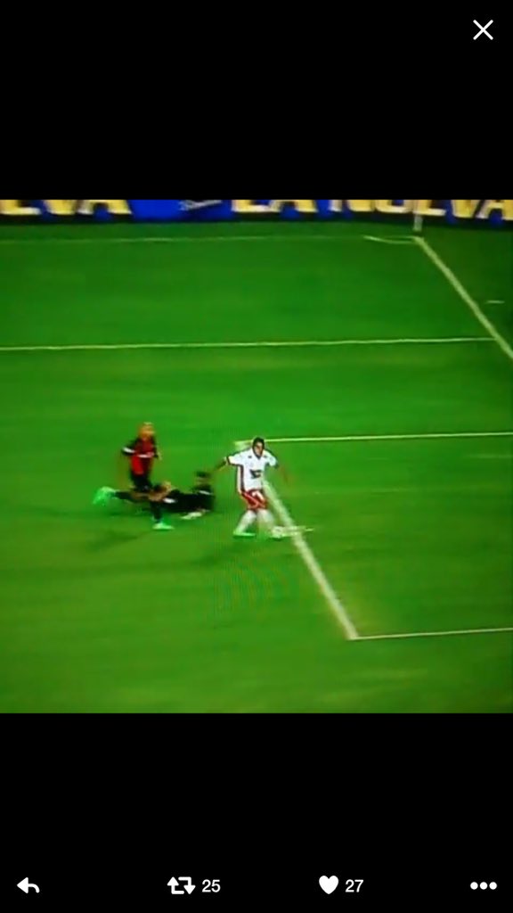 WanchopeFans's tweet photo. Define mirando para otro lado. Distinto a cualquier otro 9 que haya pasado por huracan. Te amamos @wanchopeabila9 https://t.co/80ZK2SX6cL