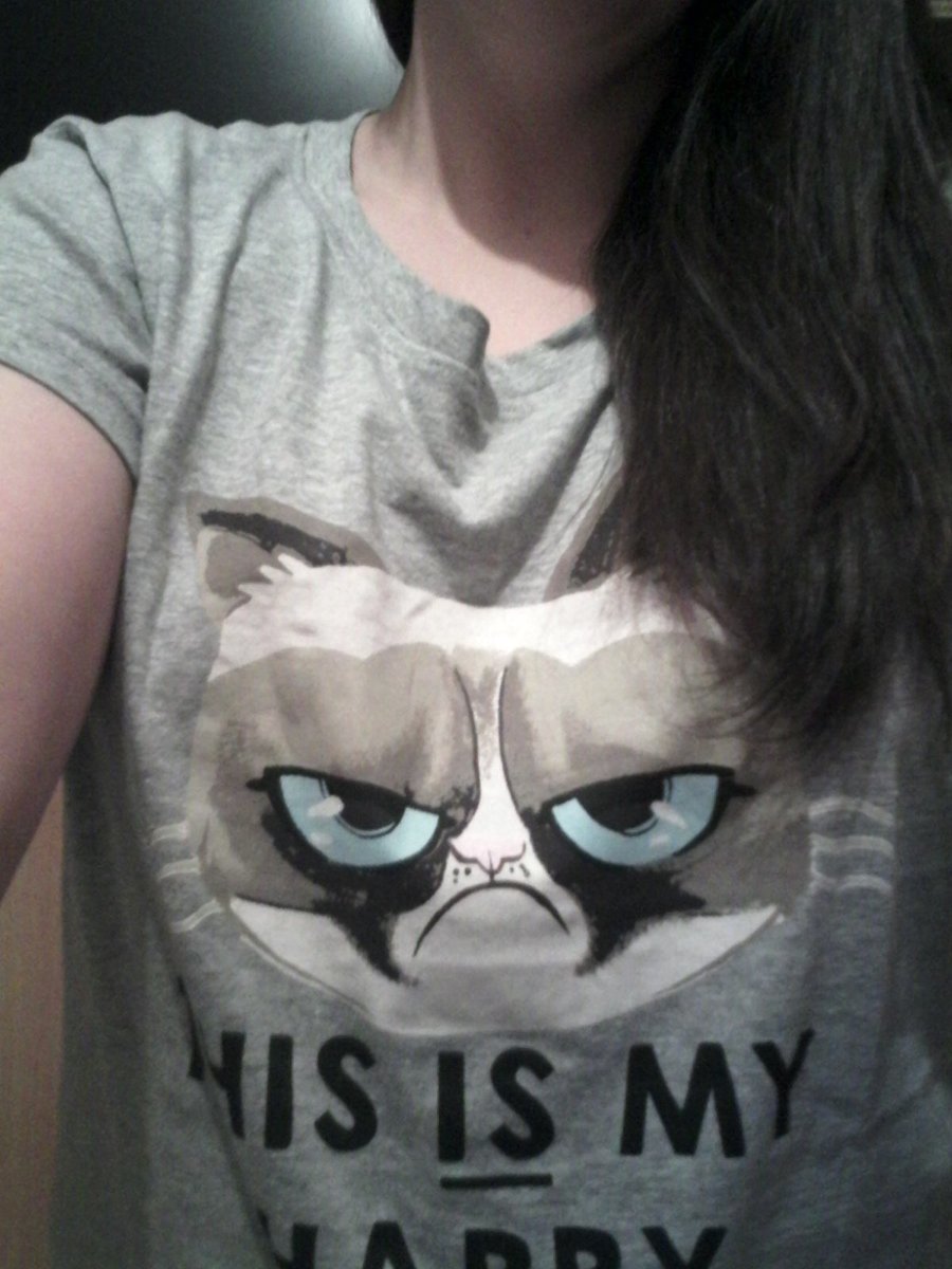 vavadu69's tweet photo. Ce soir je vais m'endormir avec ce joli chat n'est-ce pas?! Lol #GrumpyCat #NewPyjama #Jadoreee <3 https://t.co/ALB7fjTMqD