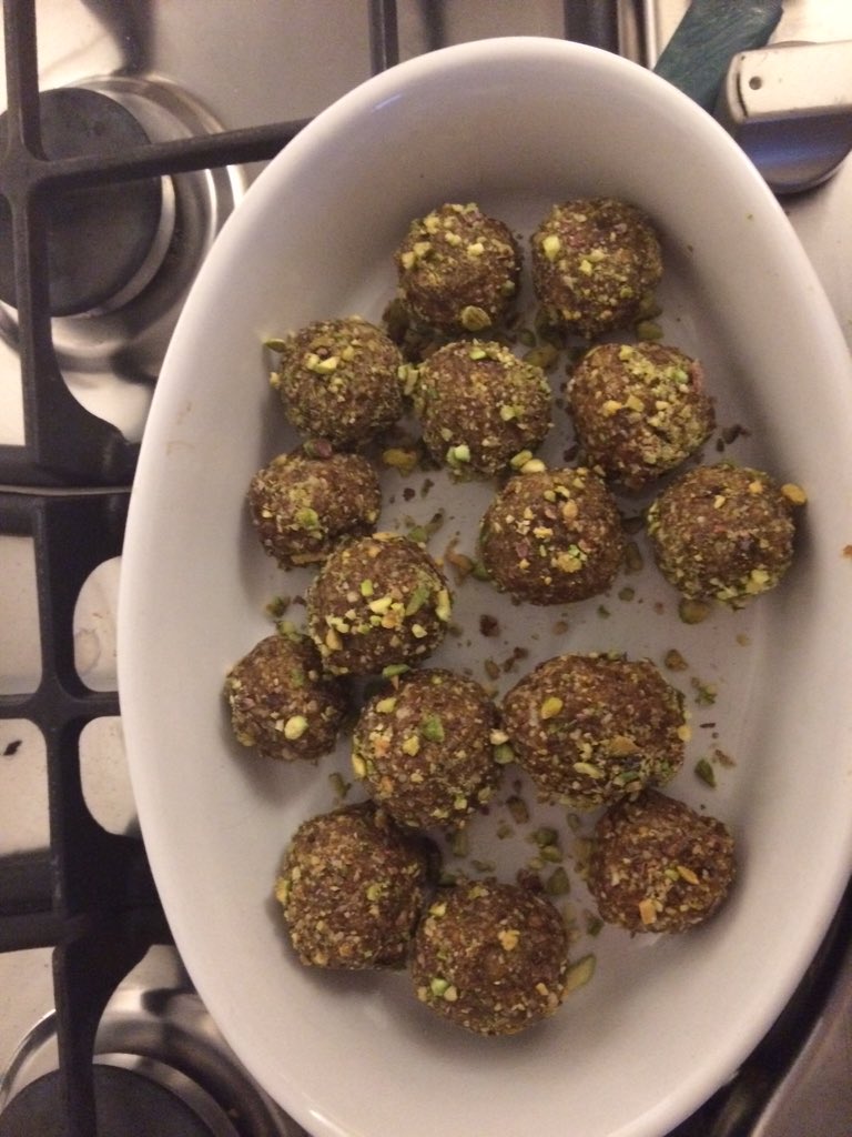 HowesHolly's tweet image. Apricot &amp;amp; pistachio power balls. So yummy @ThisisDavina #smartcarbs