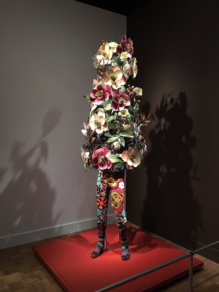 AshleySFlintoff's tweet photo. Gorgeous soundsuit by Nick Cave #30plusus https://t.co/U7d5UsPpxJ