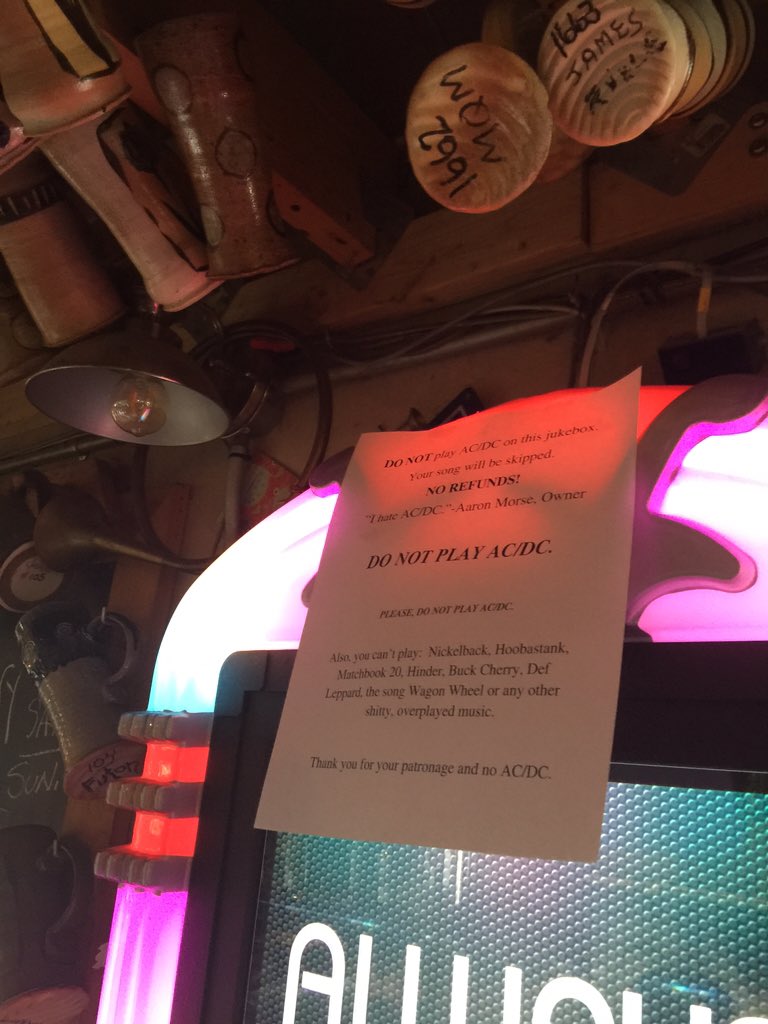 hellzz23's tweet image. #mbt6 starting the day out strong @DarkHorseBrewCo Good beers and good music standards