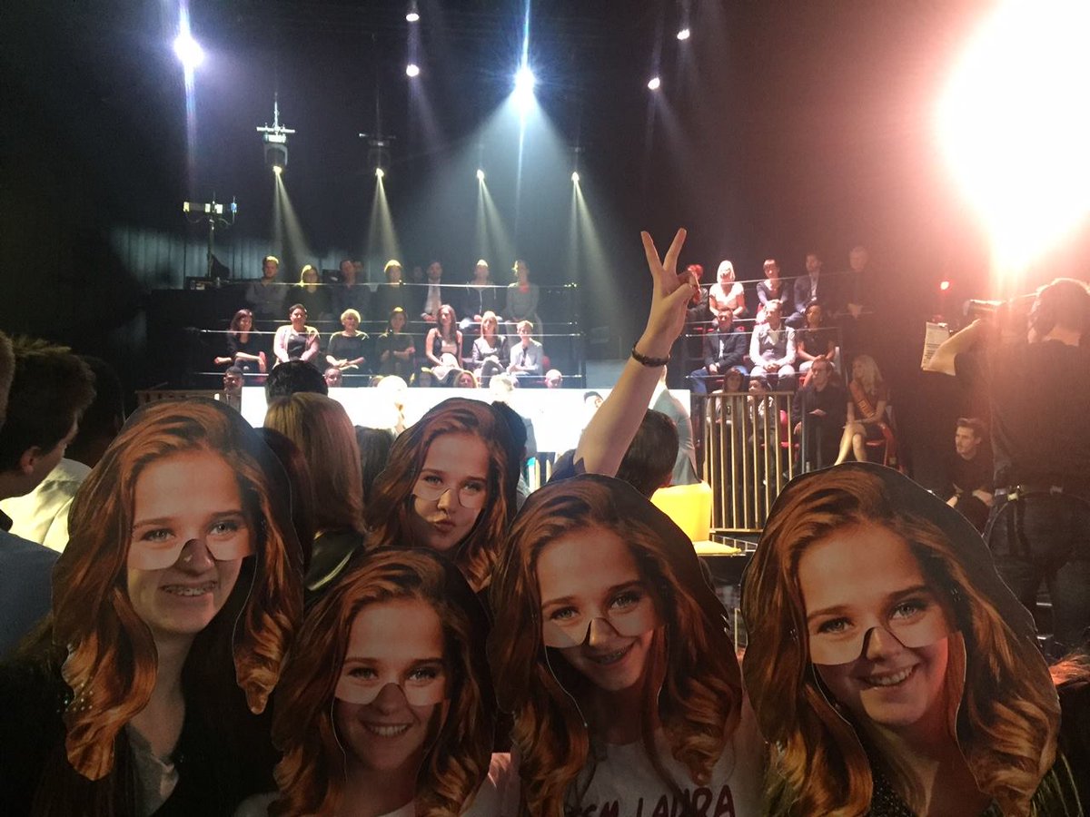 De fans van @Lauwraaaaah_ gaan er helemaal voor! #Eurosong