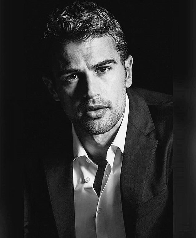 CrisBerenguer's tweet photo. Creo que este hombre puede conmigo. #TheoJames https://t.co/dbSAMCIAcQ