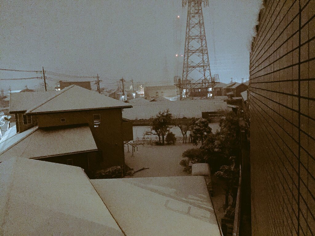Strf_diary's tweet photo. 初雪だ…
寒いの嫌いなのに…
明日学校なのに…
田舎だからかな…？ https://t.co/EZIRexMnPi