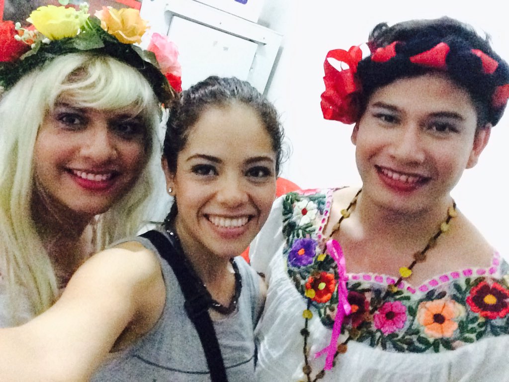 lupitapzarate's tweet photo. Mis Primas ellas Robando cámara. Pretexto querían jajaja  #Desinhibidas #Chuntaes #ChiapaDeCorzo #Tradición https://t.co/uPTWpblth1
