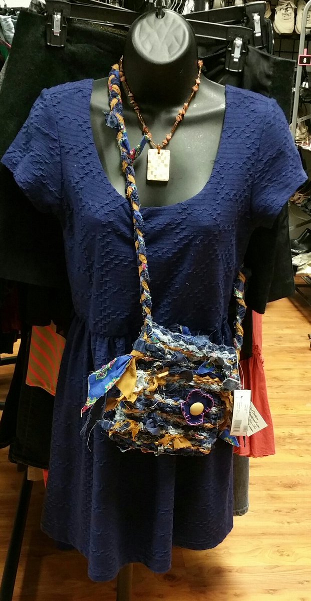 SusanCalvert's tweet image. Casual dress showing off my handmade mixed blues shabby purse ($30). Fab date outfit. Love the textures! #OOTD