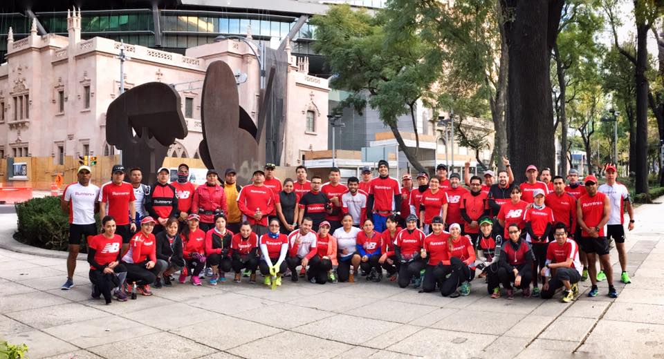 El equipo #RunnersPlus antes de iniciar la sesión de distancia. 
 facebook.com/RunnersPlusMex…
