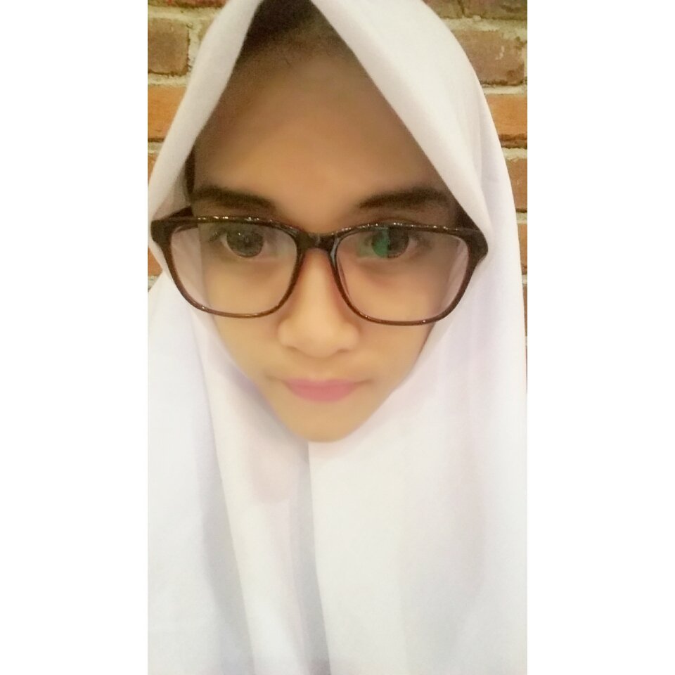 FarahNR28's tweet photo. Pake kaca mata jelek lu far-_- https://t.co/HHxceTOU8J