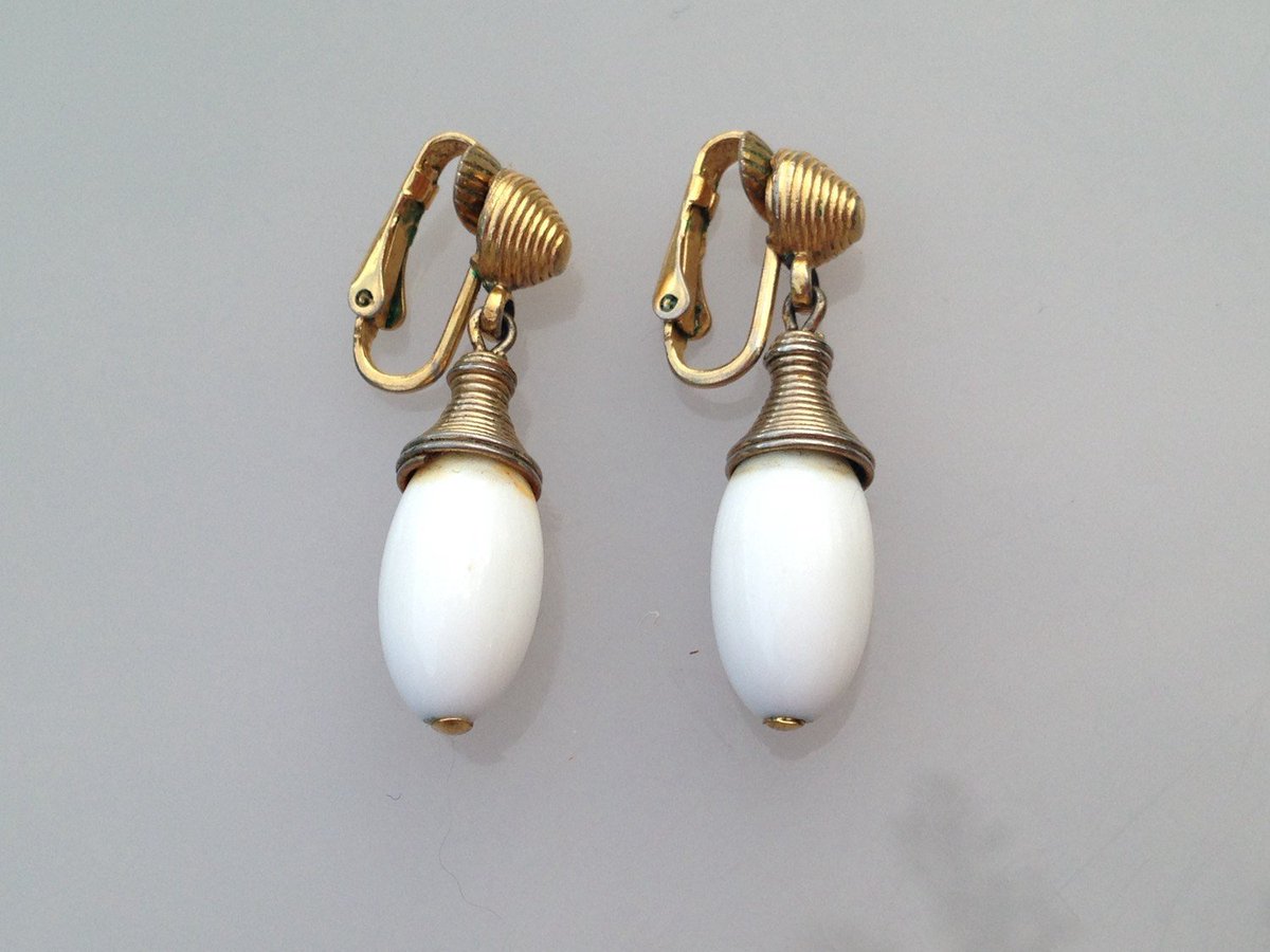 theoldvintageco's tweet photo. Vintage Trifari Alfred Phillipe Earrings. Milk Glass Earrings. White β¦ https://t.co/czgealS4U6 #Etsy #AlfredPhillipe https://t.co/Lhaq75j839