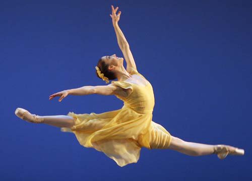 Dance_Magazine's tweet photo. 5 top dancers on how their teachers shaped their careers: https://t.co/knJifHbdBq (PC Paul Kolnik) https://t.co/fETxFYqX7b