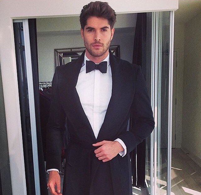 мариано ди вайо селфи. парень в костюме без лица в зеркале. селфи мужчины. парень в костюме селфи. ник бейтман селфи.