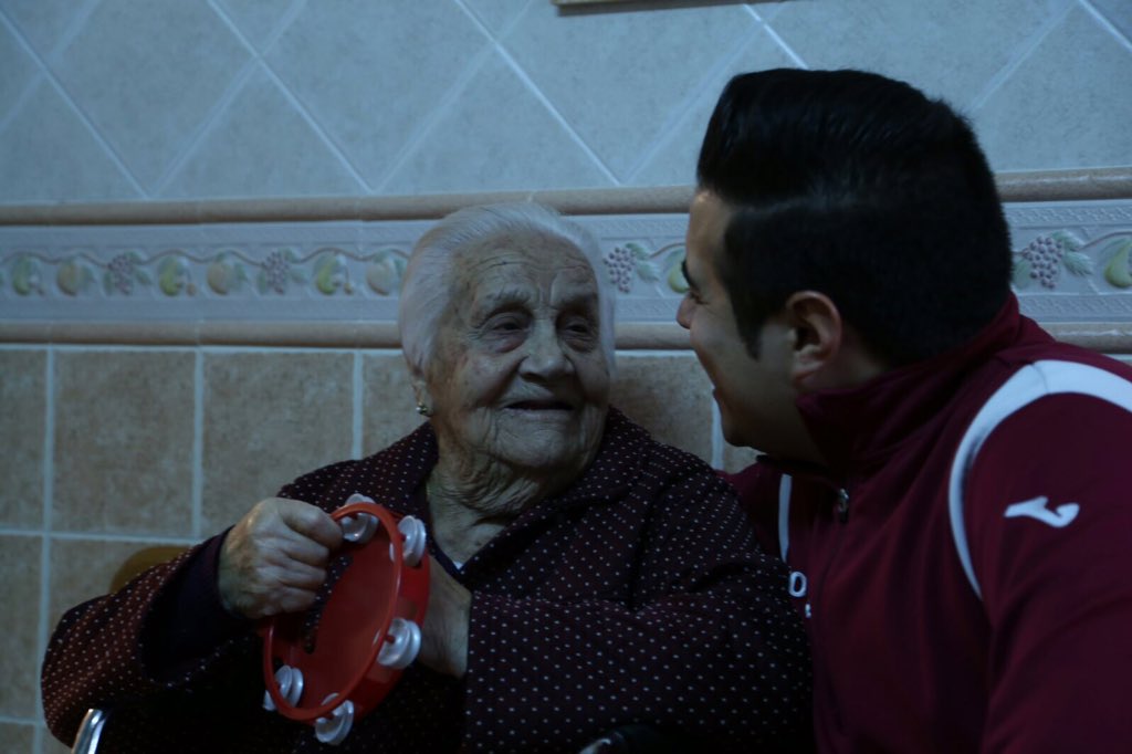 victorperiko's tweet photo. SELFIE NAVIDEÑO
#SelfieConTuAbuela
Nunca dejes de sonreír abuela https://t.co/HOZA2aUTz2