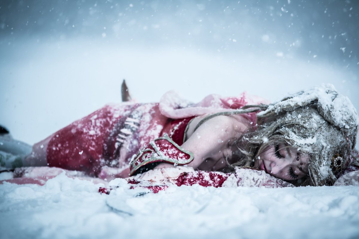 zero_ofdarkness's tweet image. 雪ロケは時間との勝負です。
急がないと被写体共々人命も危うくなりますのでくれぐれもご注意下さい。
過去画像で申し訳ないが後半３枚は吹雪の中３０分（ライティング含め全約５シーン撮影）で撮影しました。
FF6：ティナ、モデル：ミラさん