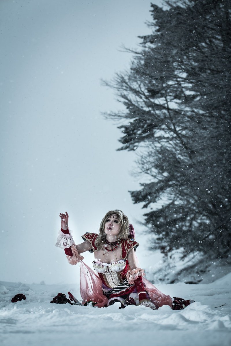 zero_ofdarkness's tweet image. 雪ロケは時間との勝負です。
急がないと被写体共々人命も危うくなりますのでくれぐれもご注意下さい。
過去画像で申し訳ないが後半３枚は吹雪の中３０分（ライティング含め全約５シーン撮影）で撮影しました。
FF6：ティナ、モデル：ミラさん