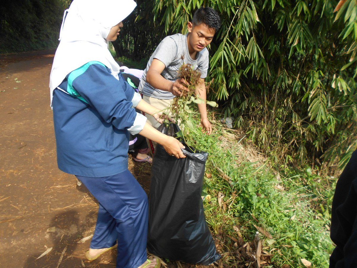 lingkarbmupi's tweet photo. Di hari ke 3 ada program bakti sosial dan program pengajaran
#K https://t.co/n8hkKoh52V
