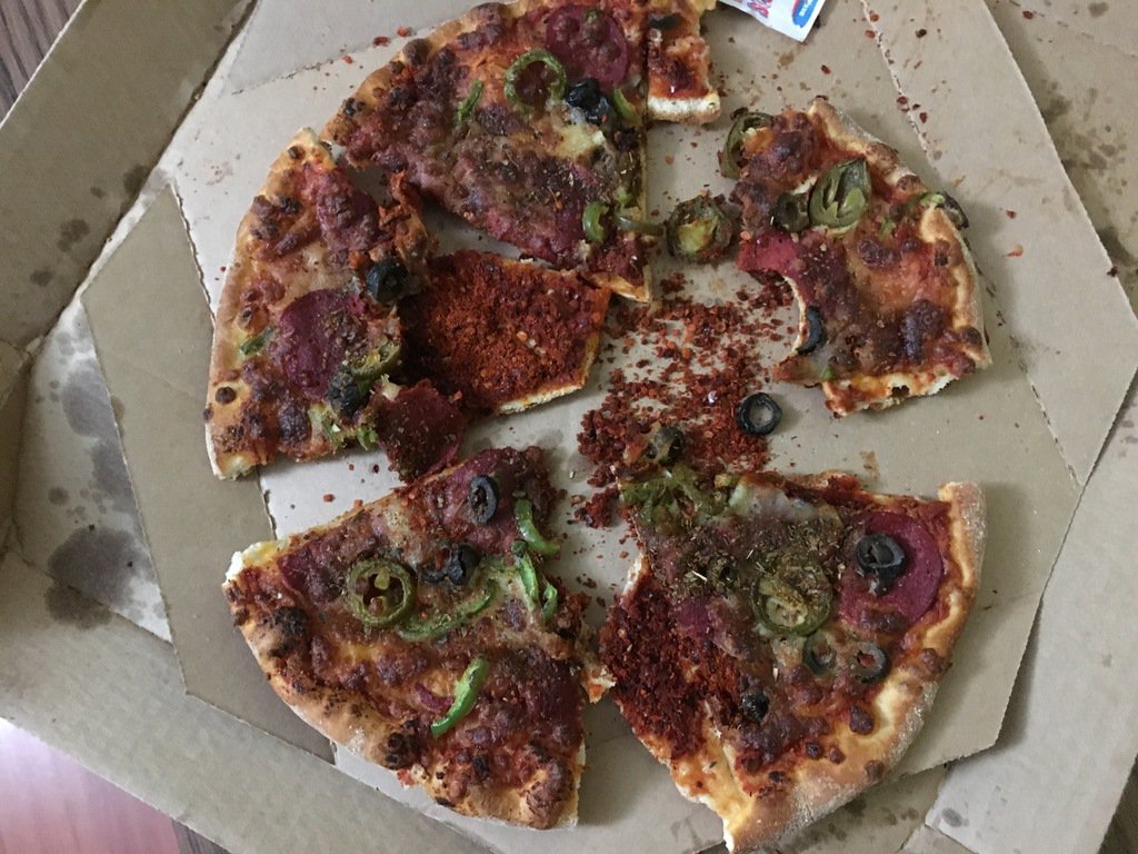 SafakDumann's tweet photo. .@DominosTR müşterine pizza diye içine yarım santim pul biber doldurulmuş "nesne'yi" reva gördüğünüz için tskler!! https://t.co/je75fcF59J