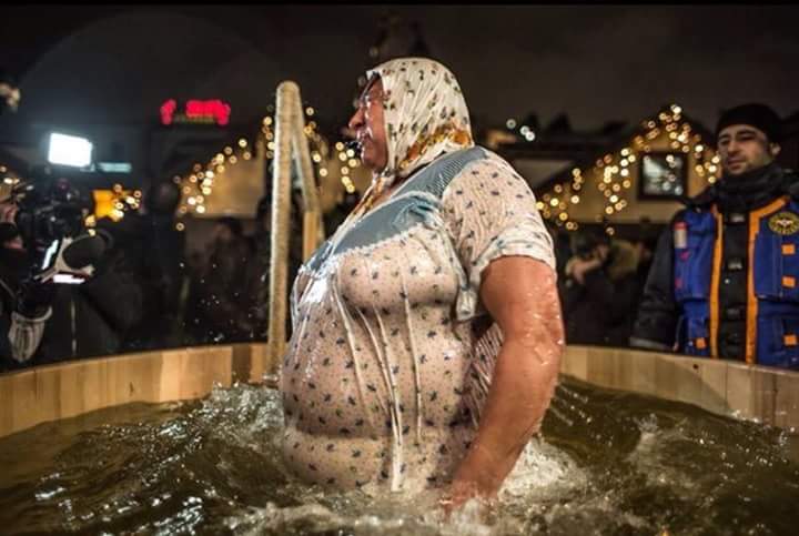 С крещением смешные. Негр в проруби на крещение. Крещение шутки. Купание в проруби прикол. Крещенское купание в проруби.