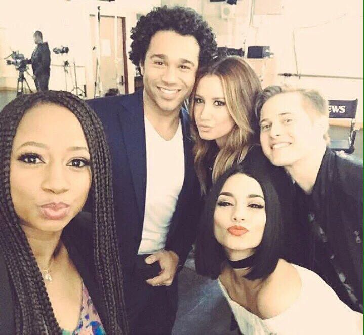 wish5H_'s tweet image. EU TO CHOROSA, SOCORRO, NÃO ME TOQUEM 
High School Musical