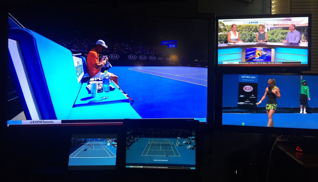 mrenzaero's tweet image. Tennis overload😳😂😂 #5screens #3tvs #laptop #ipad #lol