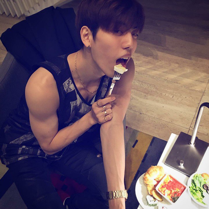 CY9l873UwAAnoEc.jpg:large