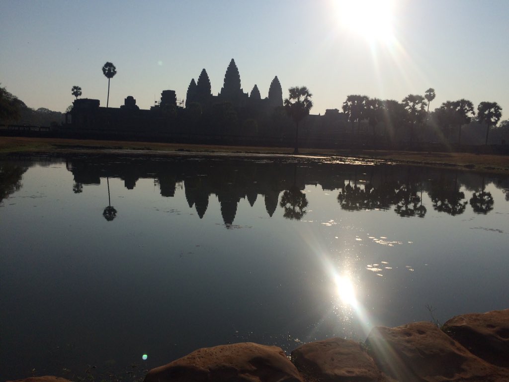 MatthewStorage's tweet image. #Angkorwat #cambodia #spiritual #monk #sunrise
