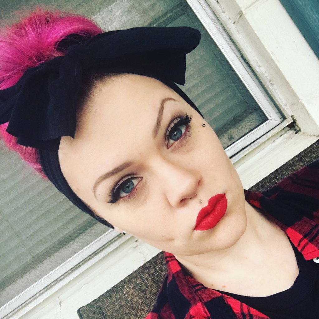 Debbie_Hickman_'s tweet photo. @JeffreeStar velour liquid lipstick in #redrum has me slaaayyiinnn the game 🔪❤️🔪❤️ https://t.co/YE5OtK2dnx