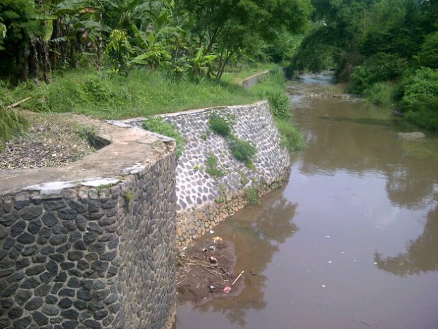 HermanIjot's tweet photo. @ridwankamil. @ErnySetiawati. @dbmpkotabdg. Pembersihaan kirmir bendungan lewih limus 1 https://t.co/6QzLoZoFtB