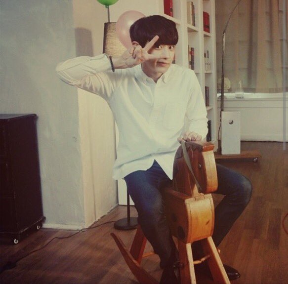B506bhqx's tweet photo. - ปีที่แล้วมาแบบใสใสคิ้วๆ
- ปีนี้มาแบบมาดคุณชายหล่อพังแรง

ดีต่อใจมากชานยอลอาาาา~ 😭🙆🏻 https://t.co/aTVibHummD