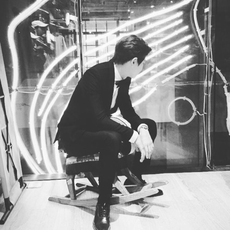 B506bhqx's tweet photo. - ปีที่แล้วมาแบบใสใสคิ้วๆ
- ปีนี้มาแบบมาดคุณชายหล่อพังแรง

ดีต่อใจมากชานยอลอาาาา~ 😭🙆🏻 https://t.co/aTVibHummD