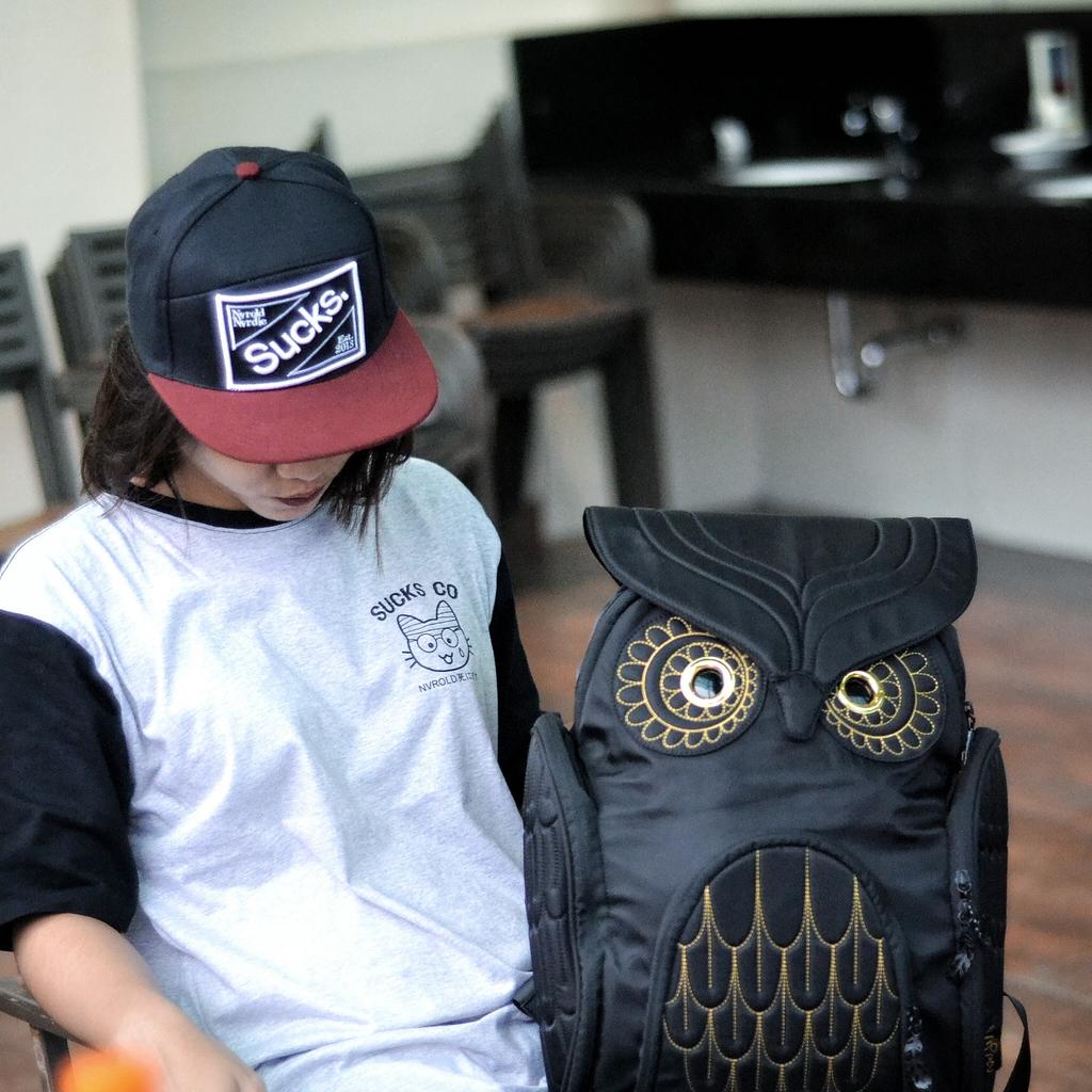 Snapback by sucks original
Bagpack by morn ceeation.