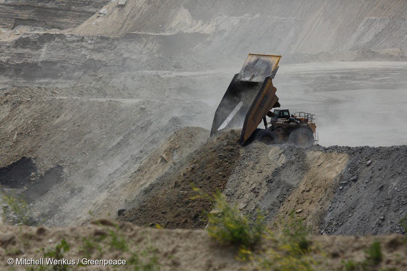 greenpeaceusa's tweet photo. China just banned new coal mines! Why the U.S. should do the same: https://t.co/9C1nypP4Nt #keepitintheground https://t.co/qQp5FMdJWO