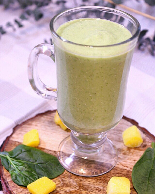 Ma recette de smoothie vert à la mangue et gingembre disponible sur mon blog!!@avrilsante