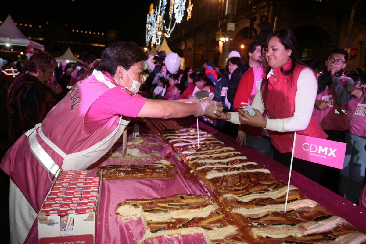 GDF comparte mega rosca de reyes en el Zócalo - CYAN7w0VAAAr0MI