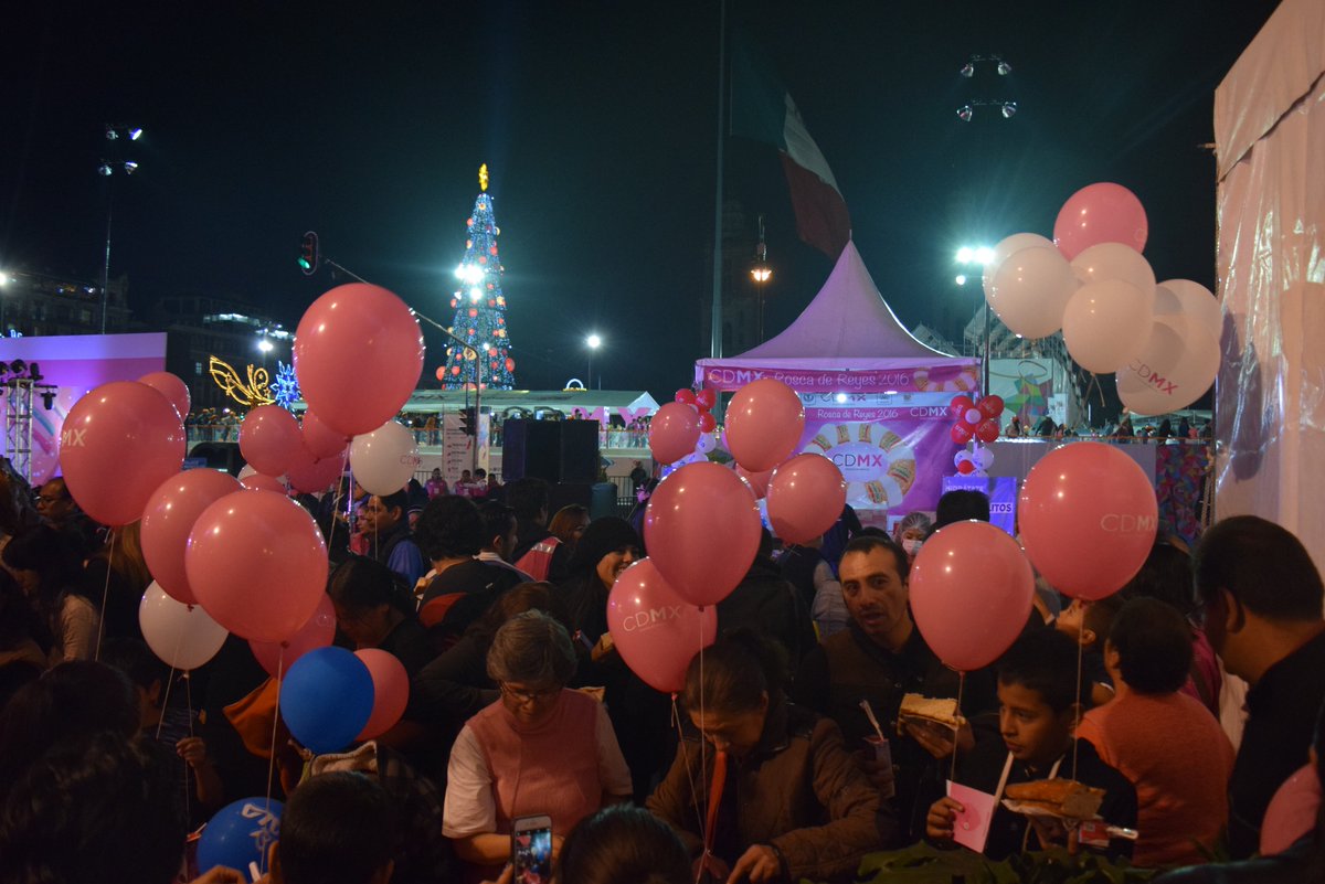 GDF comparte mega rosca de reyes en el Zócalo - CYAN8yWUwAASaNg