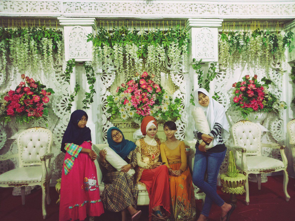 elasaroh24's tweet photo. Happy weddingnya mba eka :) https://t.co/lkFgcY1ZnK