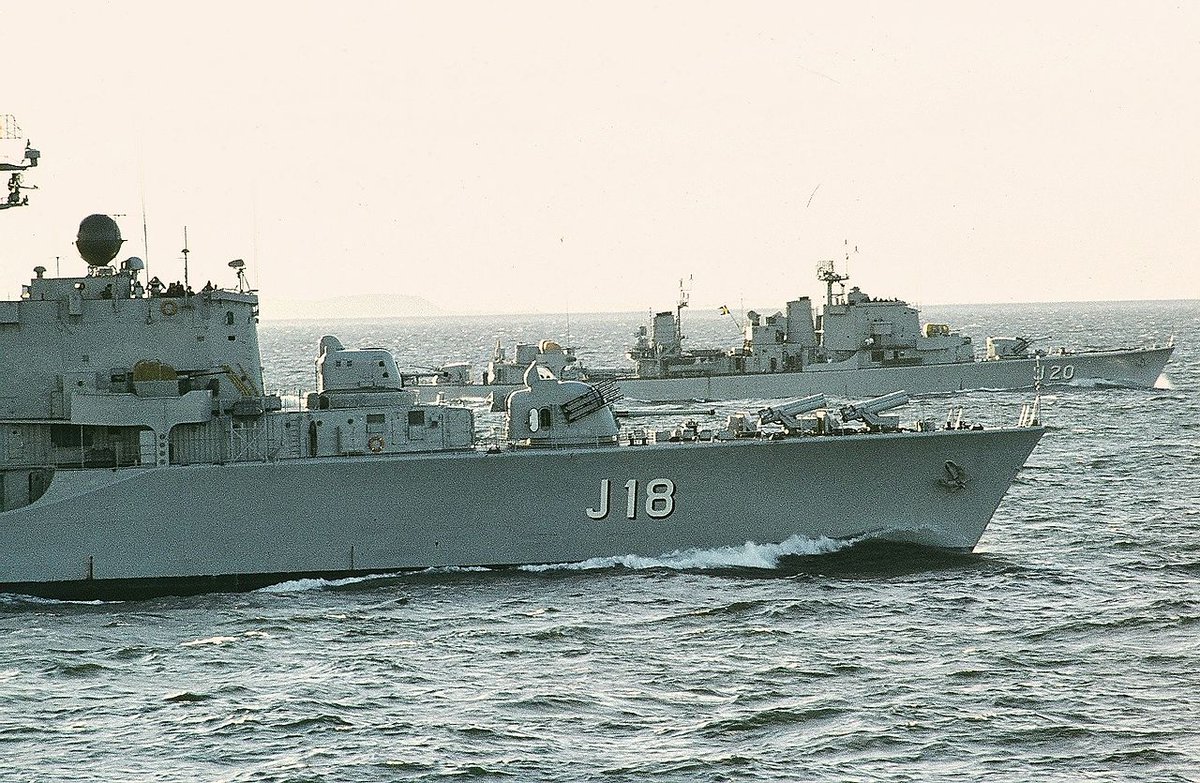 オミーズの辞典 No Twitter ハッランド級駆逐艦 その3 本艦はこの他にも対地 対空 対艦 に使えるボフォース連装砲 強力な4連装対潜ロケット砲を装備 ちなみに本艦は1950年代のスウェーデン海軍では最強クラスの武装を持つ駆逐艦で 沿岸警備部隊の中核を成してい オミーズの辞典 No Twitter ハッランド級駆逐艦 その3 本艦はこの他にも対地 対空 対艦 に使えるボフォース連装砲 強力な4連装対潜ロケット砲を装備 ちなみに本艦は1950年代のスウェーデン海軍では最強クラスの武装を持つ駆逐艦で 沿岸警備部隊の中核を成してい