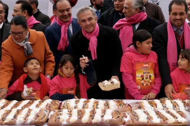 GDF comparte mega rosca de reyes en el Zócalo - CYATIW2WcAAYXHa
