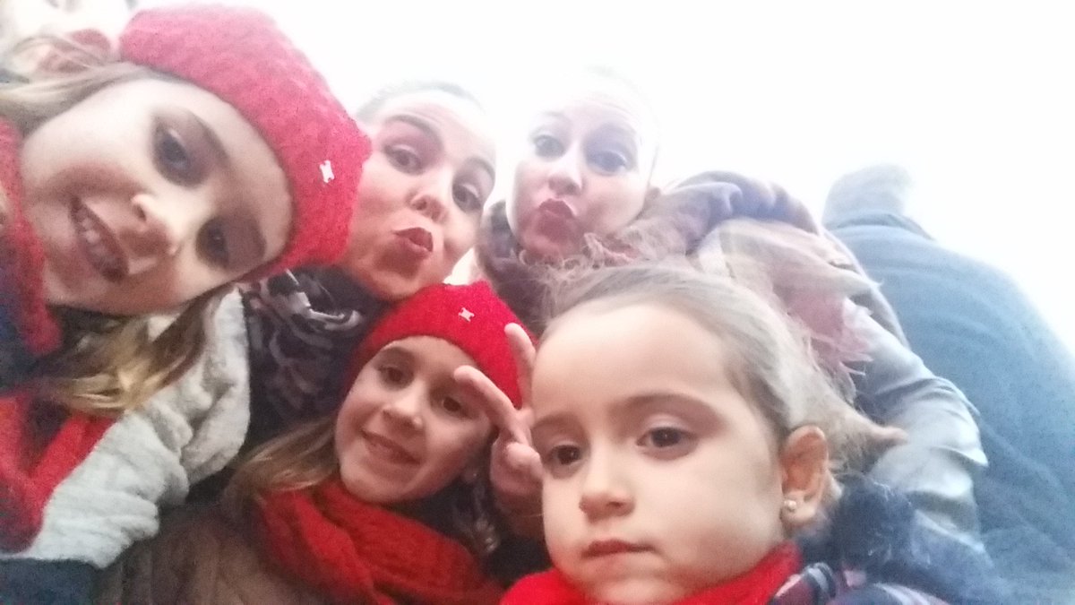 maribermu95's tweet photo. Una cabalgata más como a mi me gusta... seamos como niños!! 👑👑👑😃 #yavienenlosreyes #felicesreyes #ilusion https://t.co/aTEudGADv3
