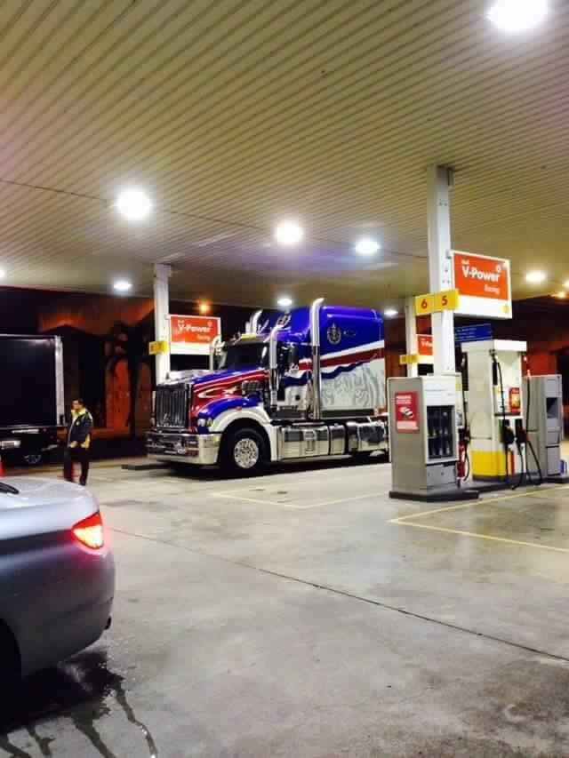 ezadhfizy_'s tweet photo. Truck Mack milik Sultan Johor dah sampai di Johor Bahru.. tak sabar nak tunggu Kembara Mahkota Johor 2016 nanti 🌹 https://t.co/yqiYog4m8r
