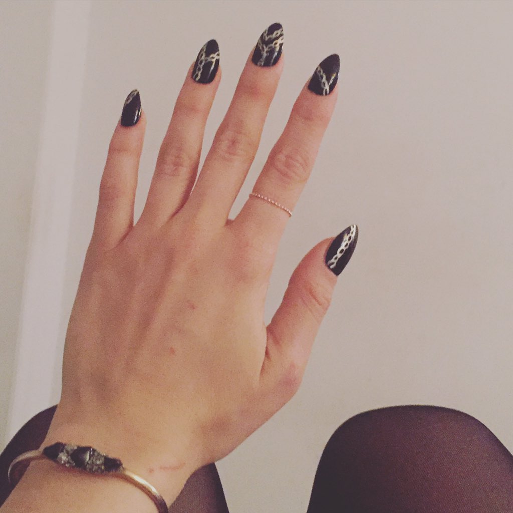 Vegandominatrix's tweet photo. Funny moment w/ my cat's vet today. "He didn't like the restraints. Oh nice nails." Me: "Yea, I like restraints." https://t.co/lenIGU08kY