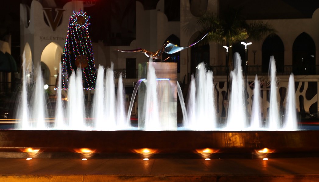 Sectur_Sinaloa's tweet photo. La Zona Dorada de #Mazatlán estrena atractivo. Ya opera la nueva fuente en la glorieta al Valentinos. @gobsinaloa https://t.co/tk6eT2LuHr