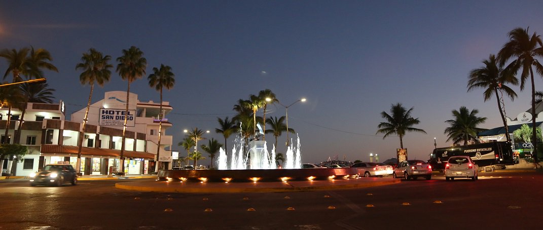 Sectur_Sinaloa's tweet photo. La Zona Dorada de #Mazatlán estrena atractivo. Ya opera la nueva fuente en la glorieta al Valentinos. @gobsinaloa https://t.co/tk6eT2LuHr