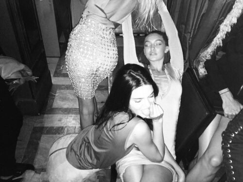 anotherhadid's tweet image. Take me back. 🍾 @KendallJennFake