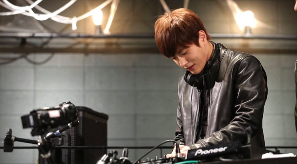 #쇼타임 #인피니트 디제잉하는 모습은 멋있고, 이름은 귀여운 'DJ엘&DJ야'에게 엠빅(이)의 시선이 강탈 당했습니다. #엘 #호야 ☞ http://bit.ly/1IPCPCfTranslat...