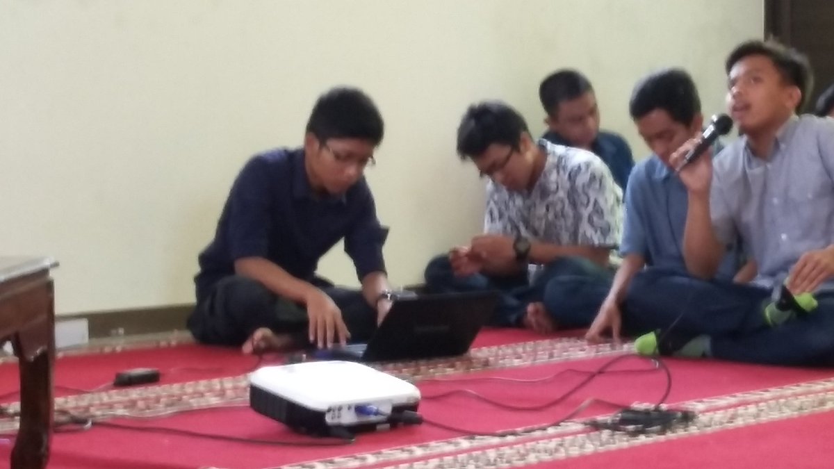 annaba_hk's tweet photo. Nih sekre pang sibukna ngetik https://t.co/WdJm5j1jnW